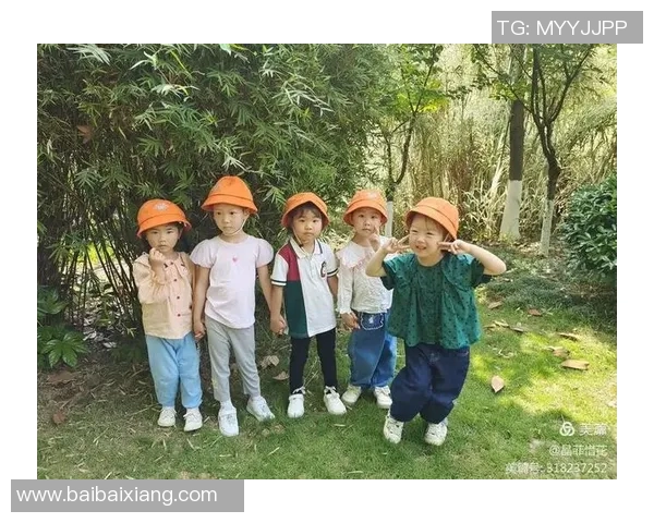 足球球星带娃遛弯展现亲子时光 父爱如山与孩子共度快乐时刻